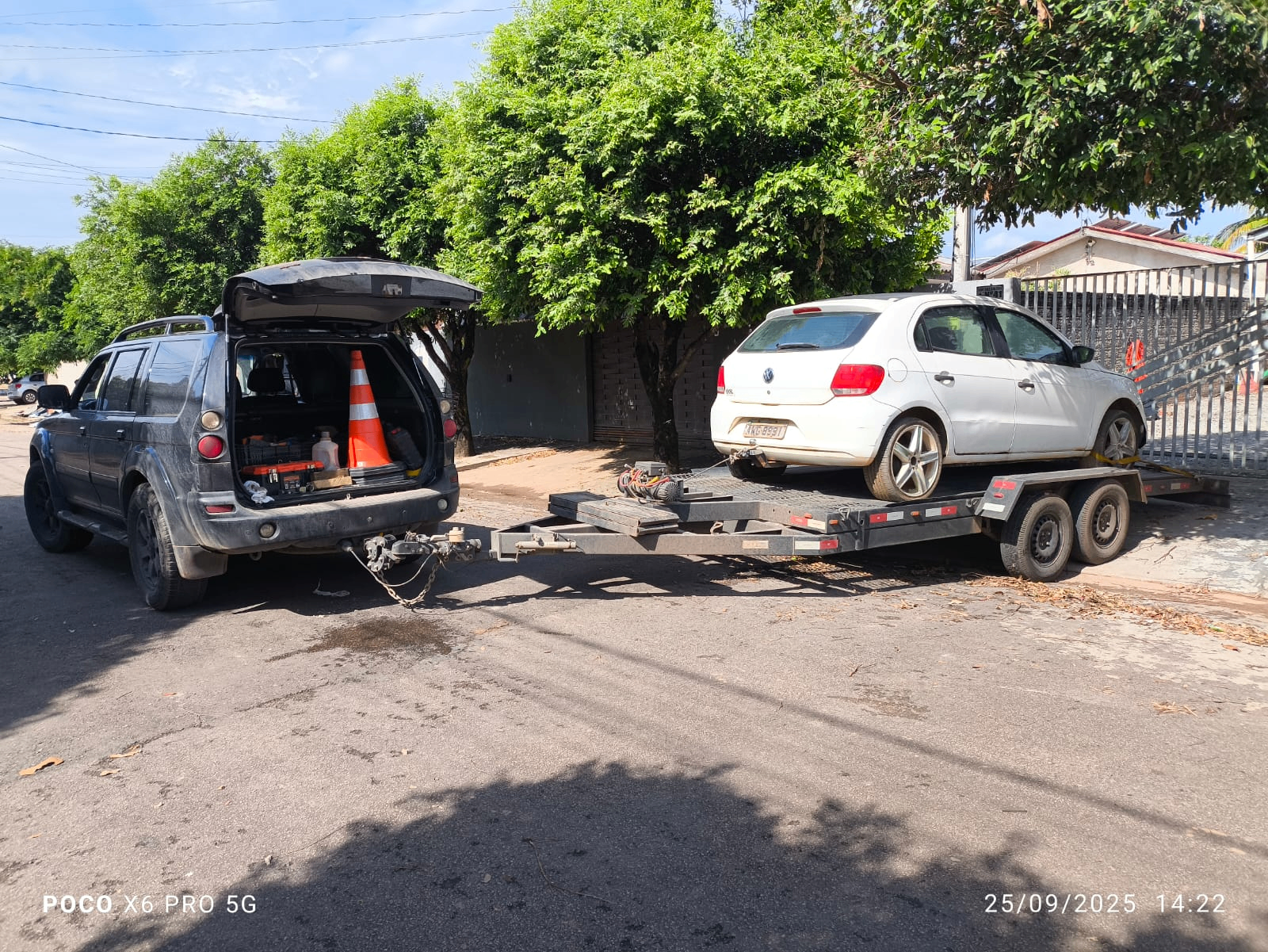 Guincho removendo carro hatch em área urbana de Matupá